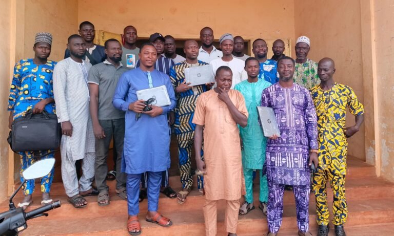 Parakou : Dassouki MOUTALA équipe artisans et quelques médias locaux en matériel informatique.