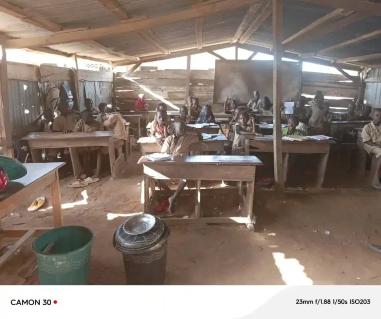 Parakou/Situation critique à l’école primaire publique Guema Ouest: une éducation en péril sous le plein air.