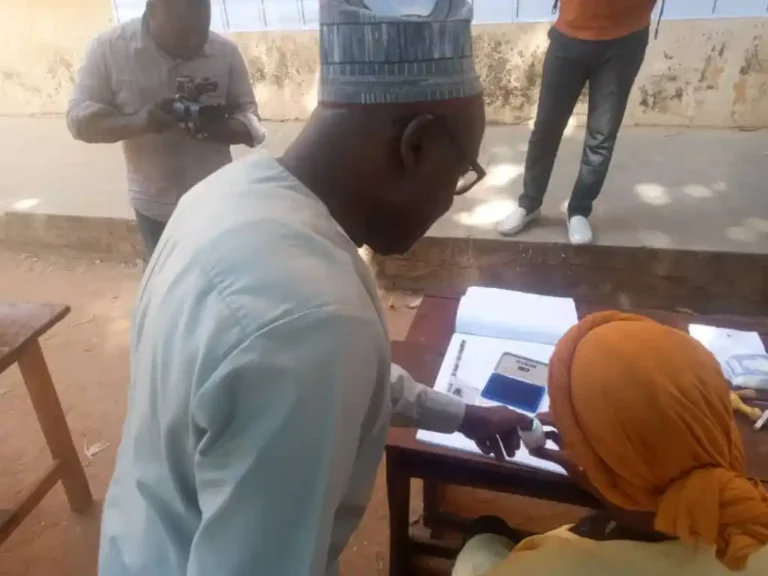 Législatives 2023/Moele Bénin : ‹‹J&rsquo;invite les béninois a accepté les résultats des urnes ››. El Hadj Boni Malick Sylla aperçu au poste de vote du Ceg Hubert Maga.