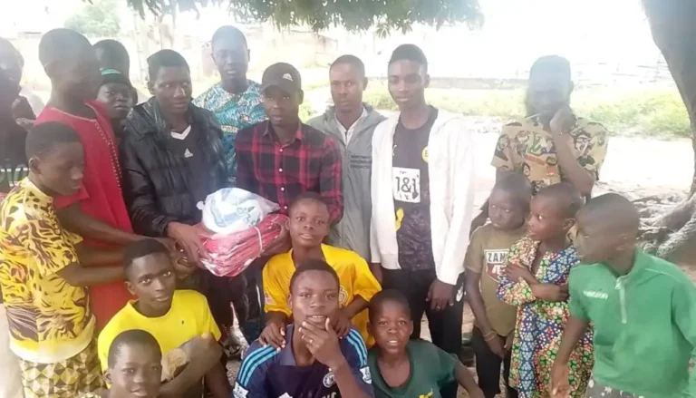 Sport : Malick BONI OSSÉNI soutient la jeunesse de Banikanni Bah Monra avec un don de maillots et ballon de football