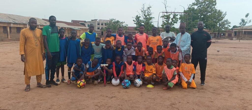 Parakou : Pour soutenir la jeune académie de football de Yarakinnin, Le Dr Ibrahima ISSAHOU offre des équipements sportifs