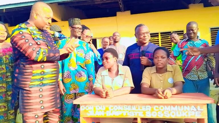 Remise de tables et bancs dans une situation d&rsquo;extrême urgence: Jean-Baptiste Sossoukpè vole au secours du CEG Pahou