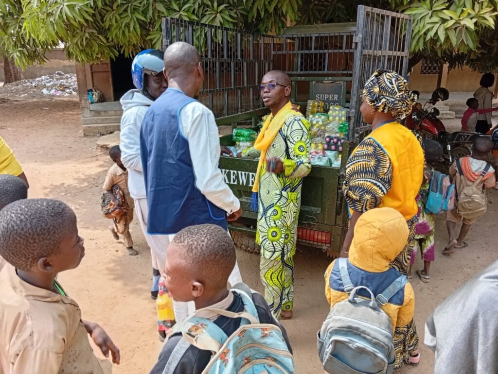 Partage de repas et mérite scolaire : Le Lions Club Parakou Tabera récompense l’excellence à l’EPP Abdoulaye Issa.