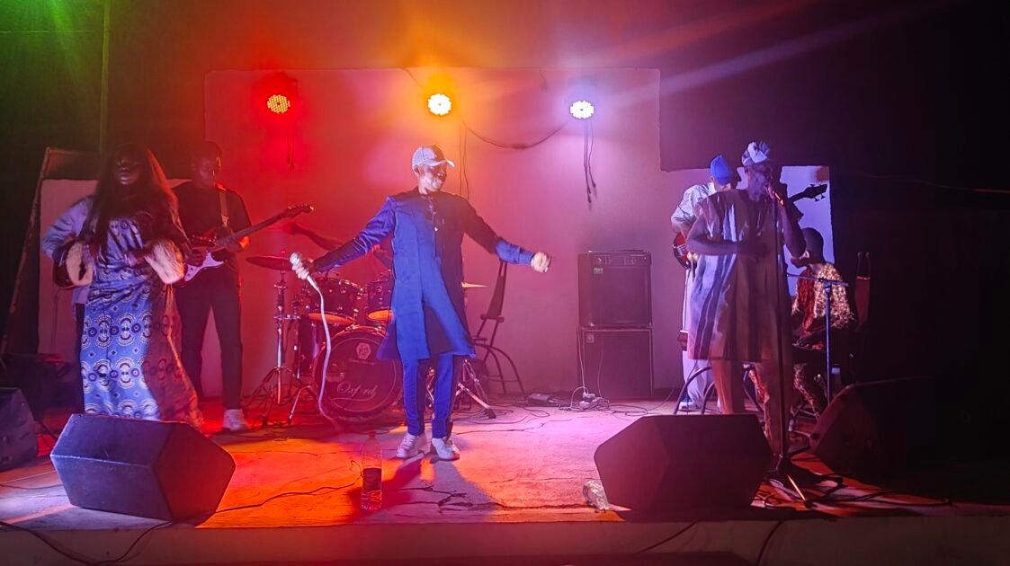 Musique : Une scène, une voix… et la magie de la « Voix ensoleillée » s&rsquo;est opérée au Bar Restaurant Le Nouveau Diplomate.