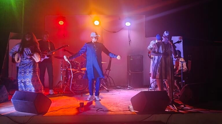 Musique : Une scène, une voix… et la magie de la « Voix ensoleillée » s&rsquo;est opérée au Bar Restaurant Le Nouveau Diplomate.