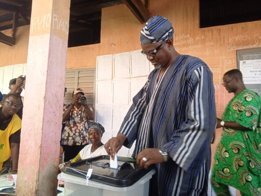 Présidentielle 2026 : Après son vote, l&rsquo;ex-Ministre de l&rsquo;Eau Samou Adambi appelle à une mobilisation totale des citoyens