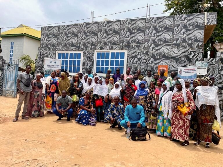 Djougou : L&rsquo;Association KOKARI-UFeC-2ABCD et la Coopération Suisse via le FoSIR lancent le projet e-FAABA pour faciliter l’accès aux services d’état civil via le numérique.