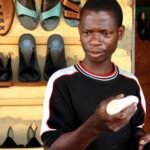 Mahafouz Seidou : Depuis l&rsquo;atelier de Karigui Shoes, il répare et façonne cuir en plusieurs accessoires de mode.