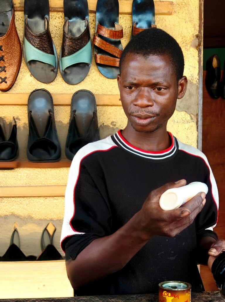 Mahafouz Seidou : Depuis l&rsquo;atelier de Karigui Shoes, il répare et façonne cuir en plusieurs accessoires de mode.