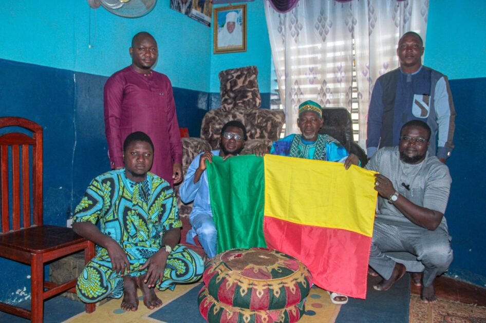 CONCOURS ELOQUENTIA WORLD : SABOUROU KARIM REÇOIT LA BÉNÉDICTION DU ROI DE PARAKOU AVANT DE DÉFENDRE LES COULEURS DU BÉNIN EN FRANCE