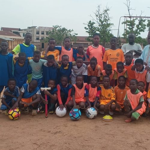 Parakou : Pour soutenir la jeune académie de football de Yarakinnin, Le Dr Ibrahima ISSAHOU offre des équipements sportifs